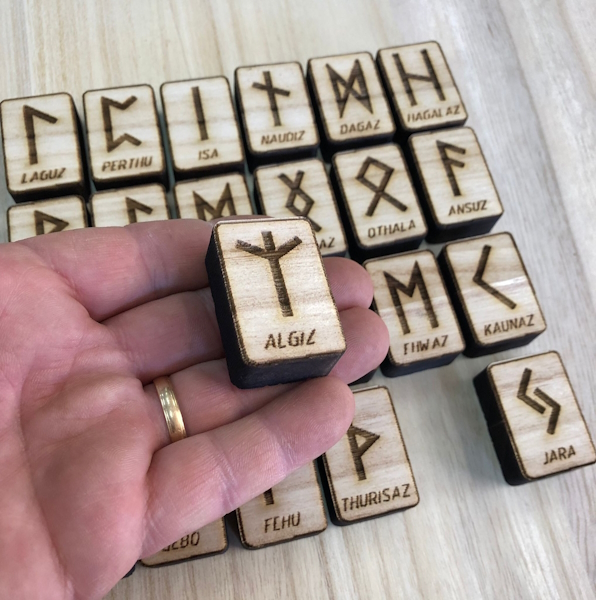 Runas Talladas en Madera de Paulownia